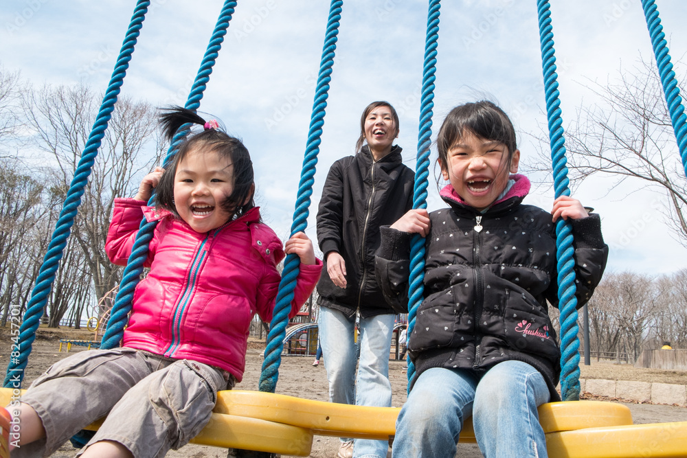 ブランコで遊ぶ親子三人の象、現代のシンプルな工芸品のプレゼント