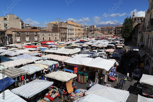 Mercato di Catania col vulcano Etna sullo sfondo