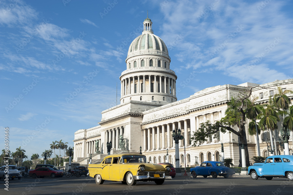 Havana Cuba Capitolio Building with Cars - obrazy, fototapety, plakaty 