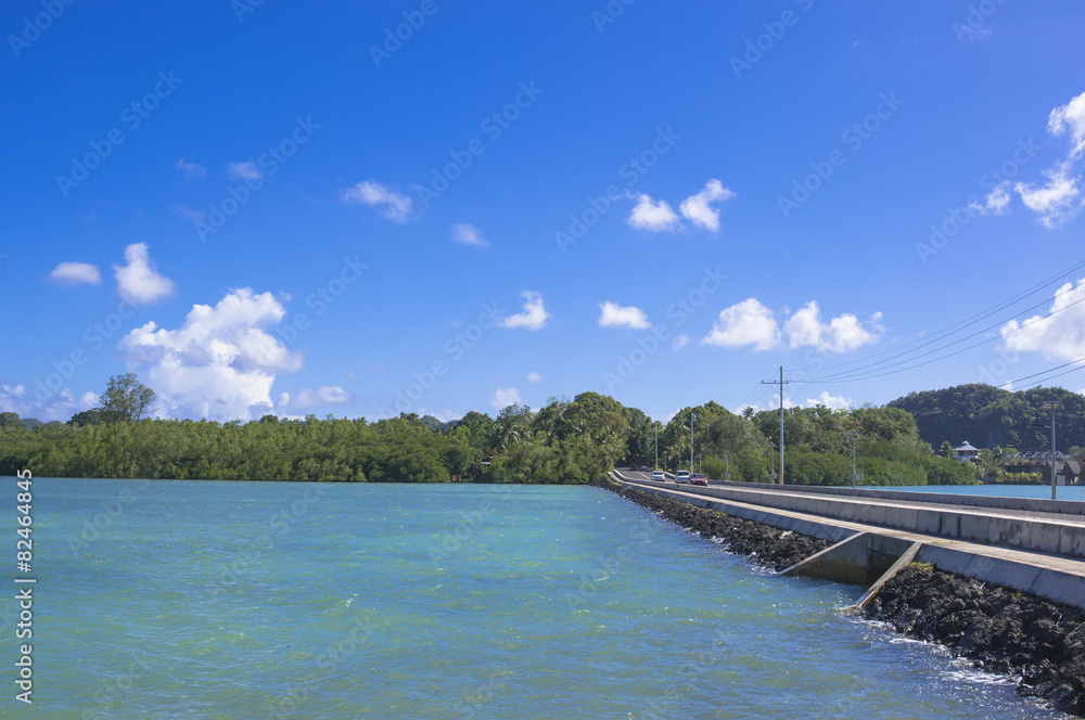 コロール島よりアラカベサン島への橋