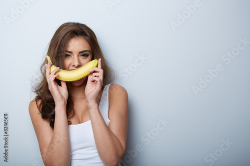 junge brünette frau mit einer banane photo