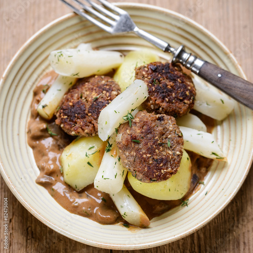 Vegane Sesambratlinge mit Kartoffeln und Schwarzwurzel photo