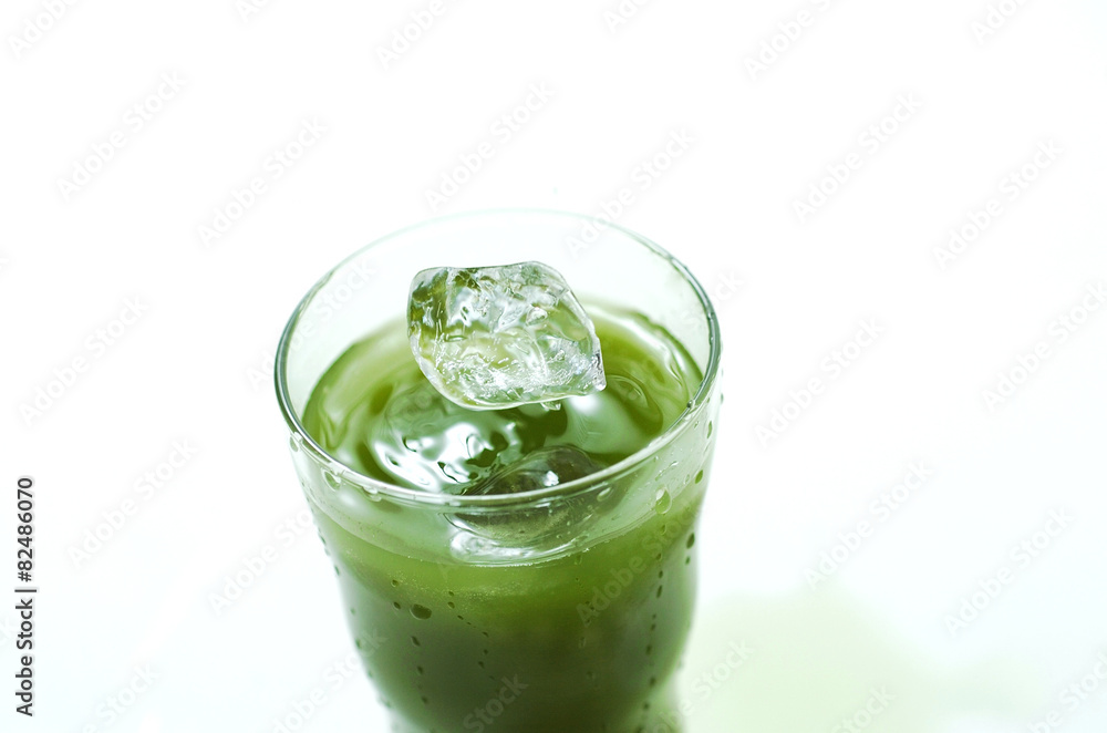冷たい抹茶に氷が飛び込む瞬間. 冷たい抹茶に氷が飛び込む瞬間.
