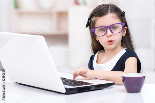 Φωτογραφία Little dark-haired girl playing role of business woman