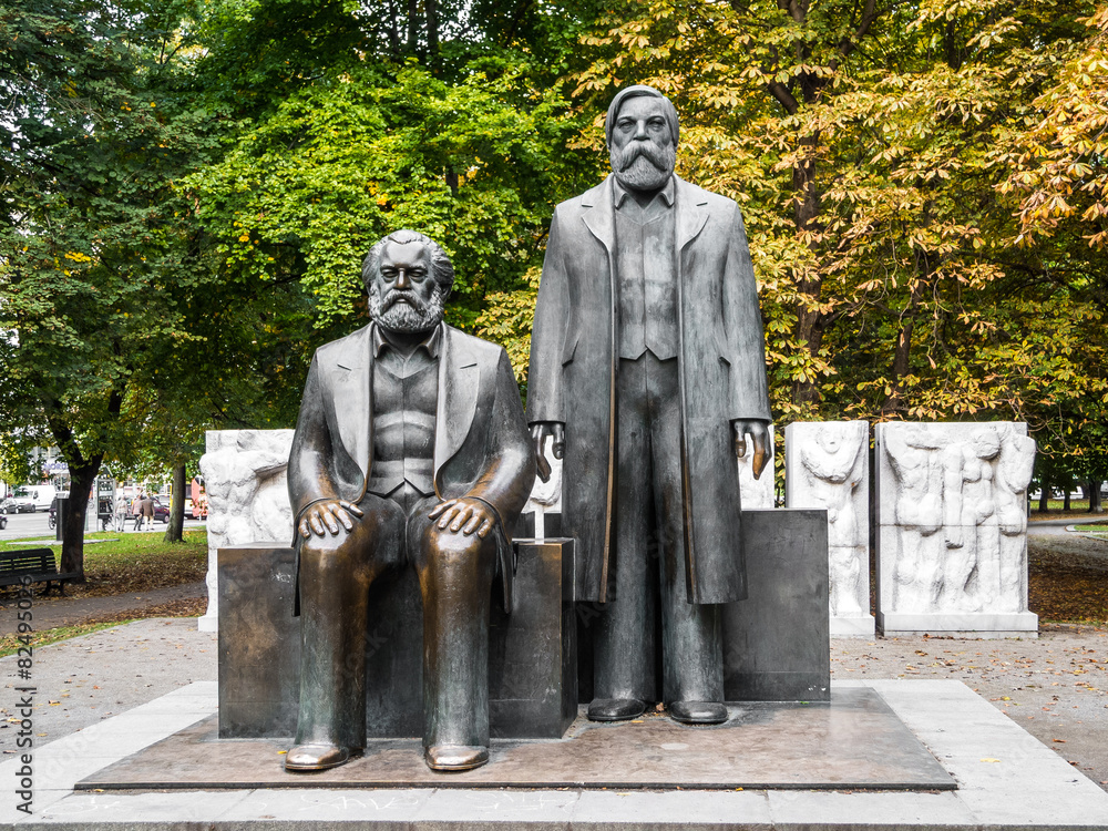 Friedrich Engels Und Karl Marx Karl Marx und Friedrich Engels in Bronze in Berlin Stock-Foto | Adobe Stock