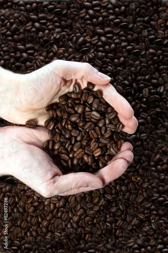 Geröstete Kaffebohnen in Händen