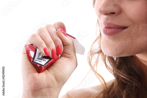 Junge Frau zerknüllt Zigarettenschachtel (weisser Hintergrund)