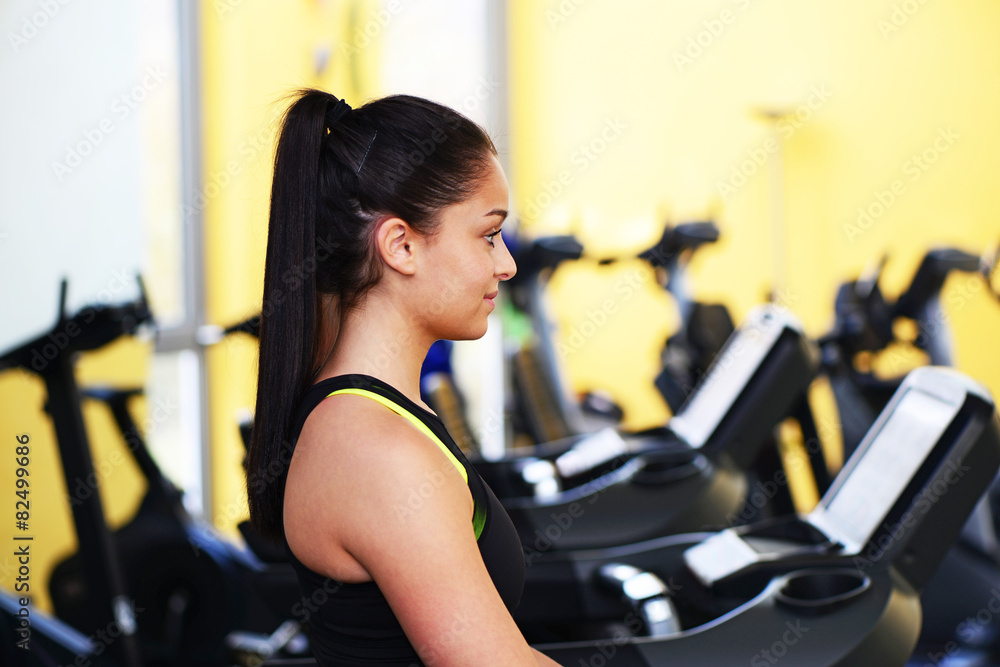 Junge Frau im Fitnessstudio Junge Frau im Fitnessstudio