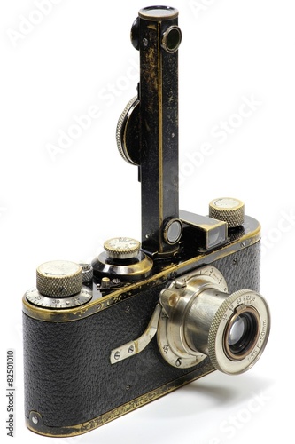 alter Fotoapparat mit Entfernungsmesser isoliert auf weißem Hintergrund