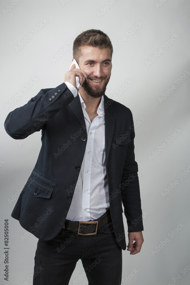 Attraktiver Geschäftsmann telefoniert mit Mobiltelefon Attraktiver Geschäftsmann telefoniert mit Mobiltelefon