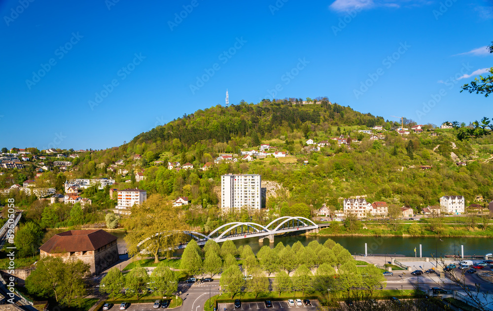 Obraz premium Bridge crossing the Doubs river in Besancon - France