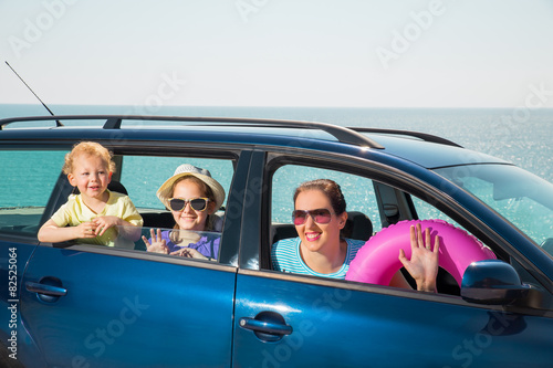 Mother with two kids travel by car on sea vacation © Mediteraneo