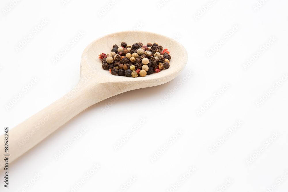 Pfeffer, Pfefferkorn auf Kochlöffer Pfeffer, Pfefferkorn auf Kochlöffer