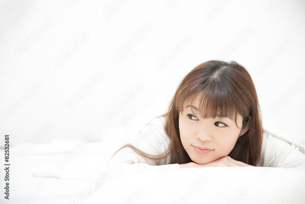 眠る女性