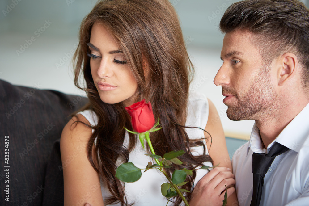 junges paar mit einer roten rose junges paar mit einer roten rose