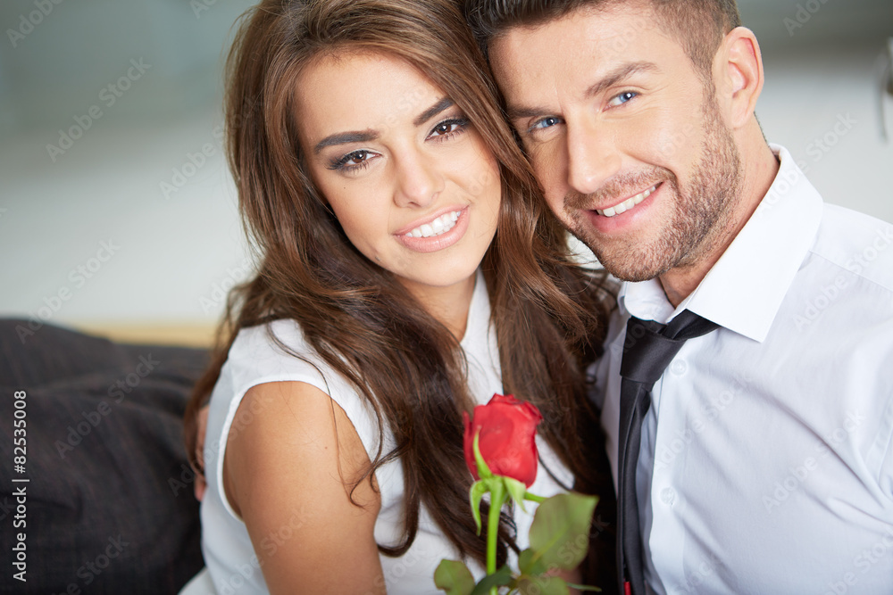 junges paar mit einer roten rose junges paar mit einer roten rose