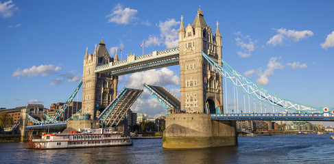 Fotobehang Tower Bridge Geopende Tower Bridge boven de Theems  © chrisdorney