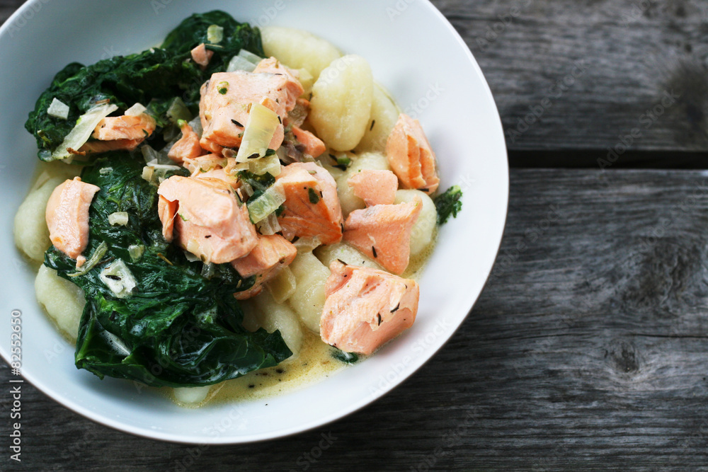 Lachs mit Spinat und Gnocci - eine einfache kalorienarme Mahlzeit, selber kochen und für eine gute Ernährung sorgen Lachs mit Spinat und Gnocci - eine einfache kalorienarme Mahlzeit, selber kochen und für eine gute Ernährung sorgen