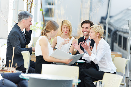 Leute reden über Business draußen im Café