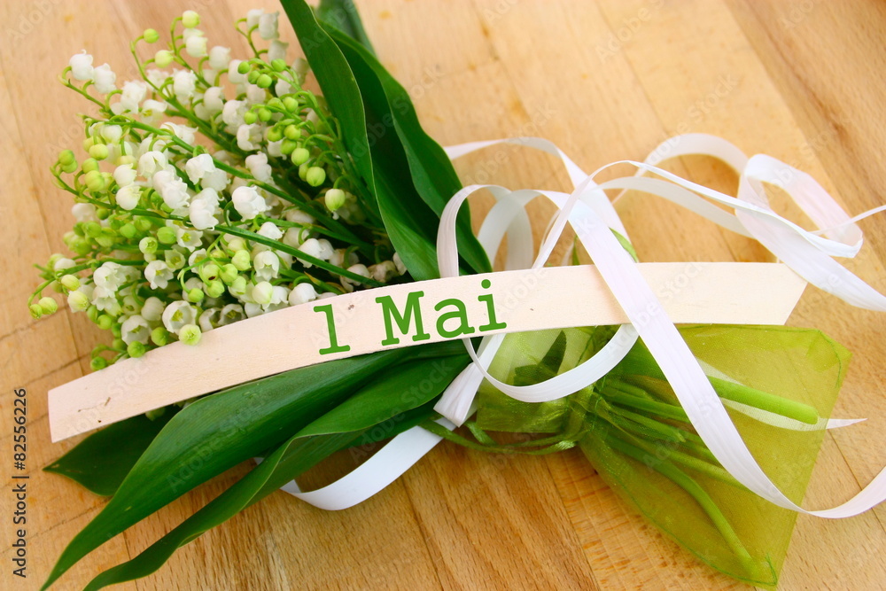 Naklejka premium muguet en bouquet,fête du 1er mai,sur bois
