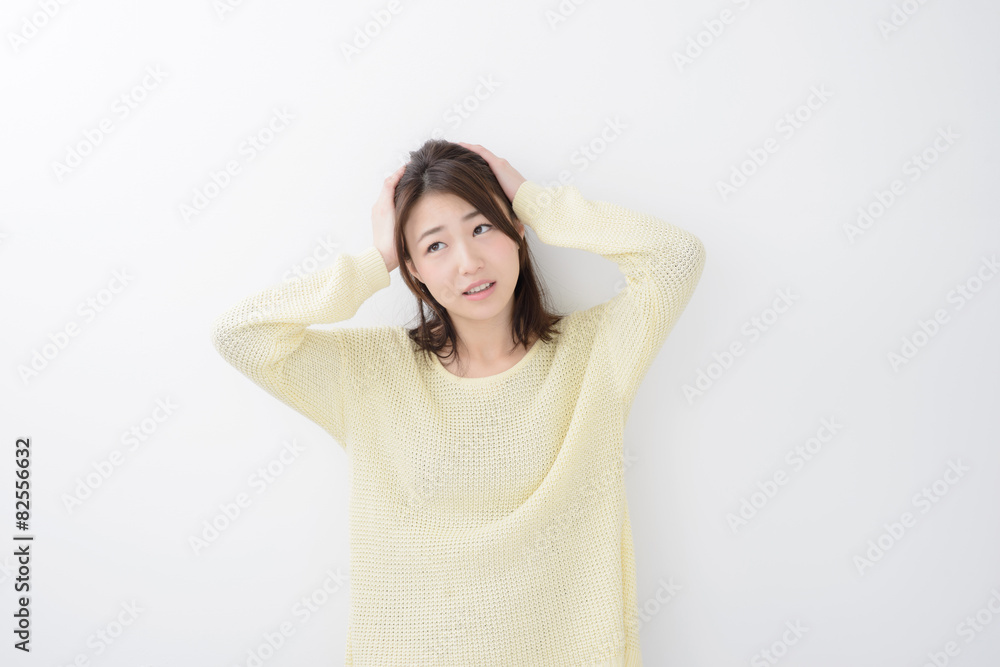 悩む若い女性 悩む若い女性