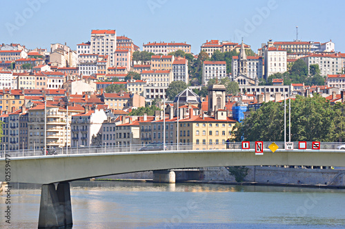 Vista urbana de Lyon sobre el río Saona, Francia photo