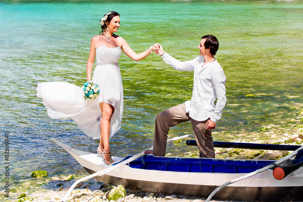Obraz premium Happy bride and groom having fun on a tropical beach. Tropical s