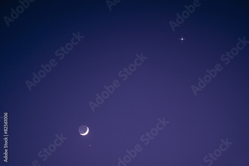 Nachthimmel mit Mond, Venus und Aldebaran photo