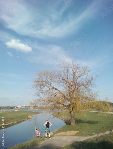 Весенний пейзаж парни у берега озера