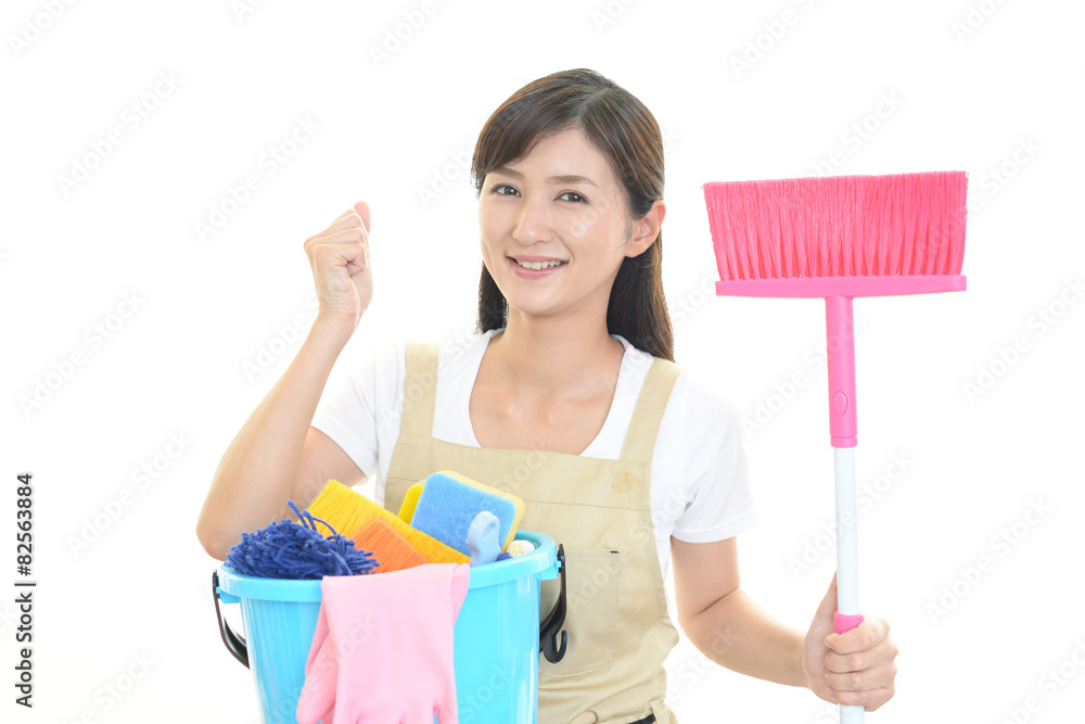 掃除をする女性