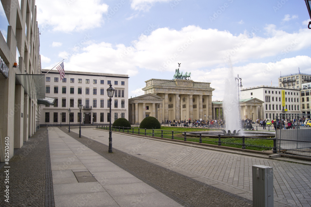 Fototapeta premium Brandenburger Tor der Pariser Platz und umliegende Gebäude.