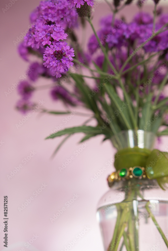 Obraz premium Purple garden flowers in glass vase