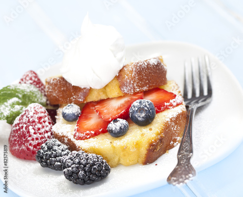 Pound cake with fruit and a whipped topping