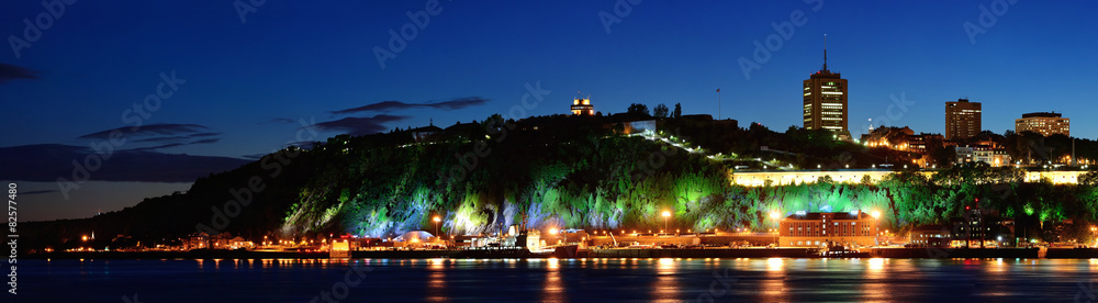 Naklejka premium Quebec City at night