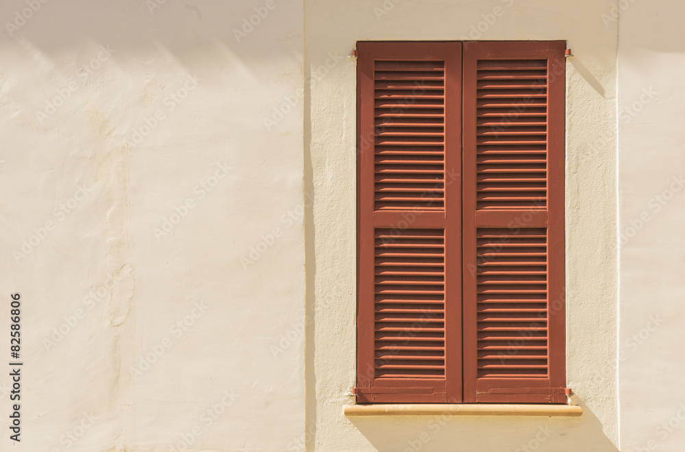 Fototapeta premium Holzfenster mit sonniger Fassade