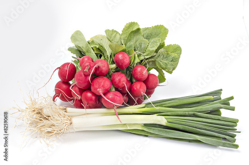Foto Bunch of small garden radishes, green onion and wild garlic