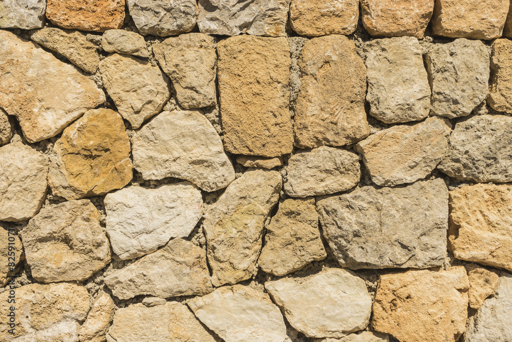 Traditionelle mehrfarbige Natursteinmauer
