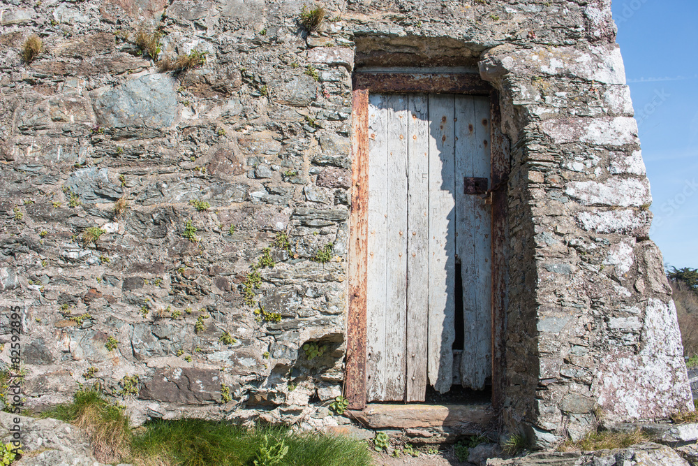 Hintergrund – irische Natursteinmauer mit Holztür Hintergrund – irische Natursteinmauer mit Holztür
