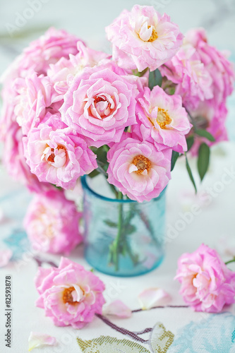 Fototapeta Naklejka Na Ścianę i Meble -  Beautiful fresh pink roses on a table. light background.