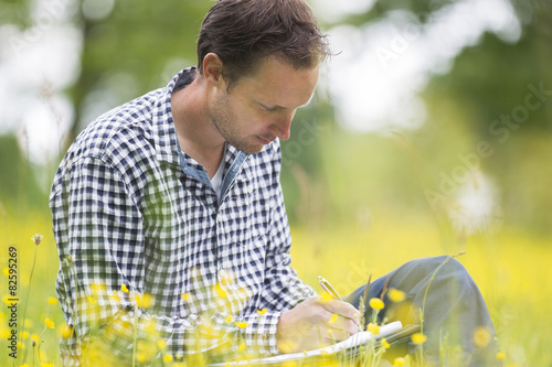 Φωτογραφία Environmentalist Writing On Notepad In Park