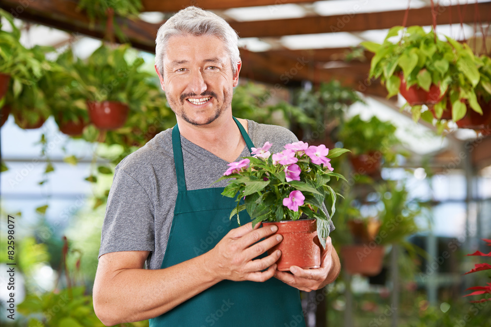 Mann arbeitet als Florist im Gartencenter