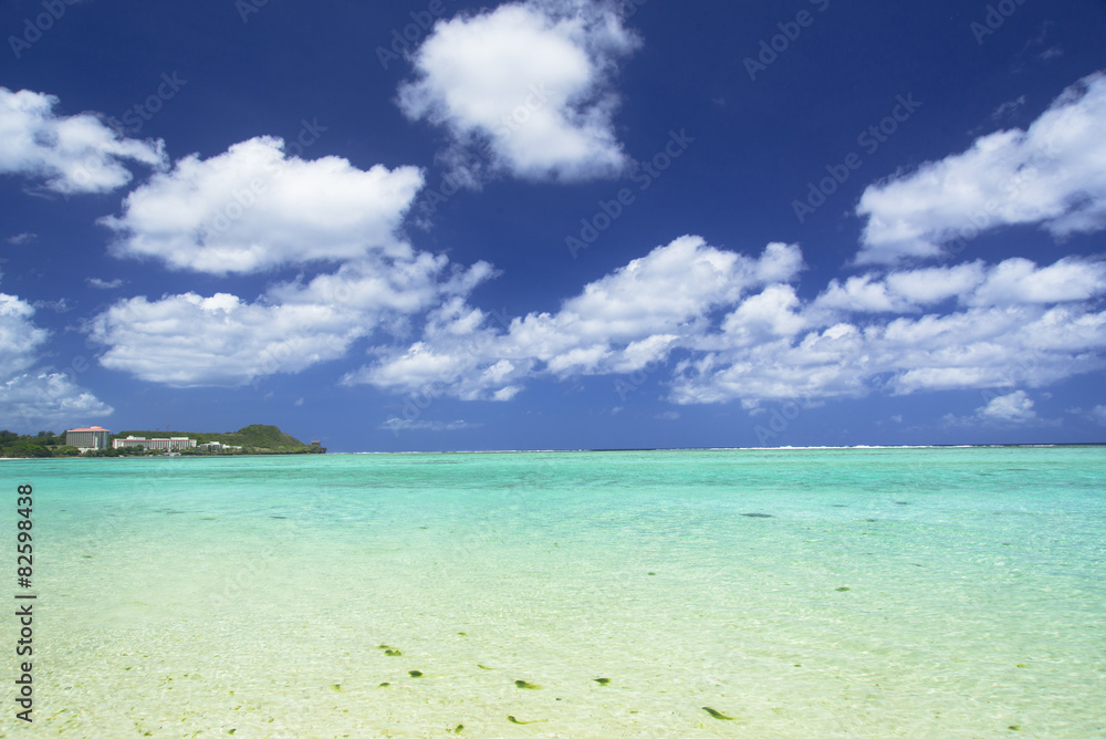 Fototapeta premium タモン湾の海と空