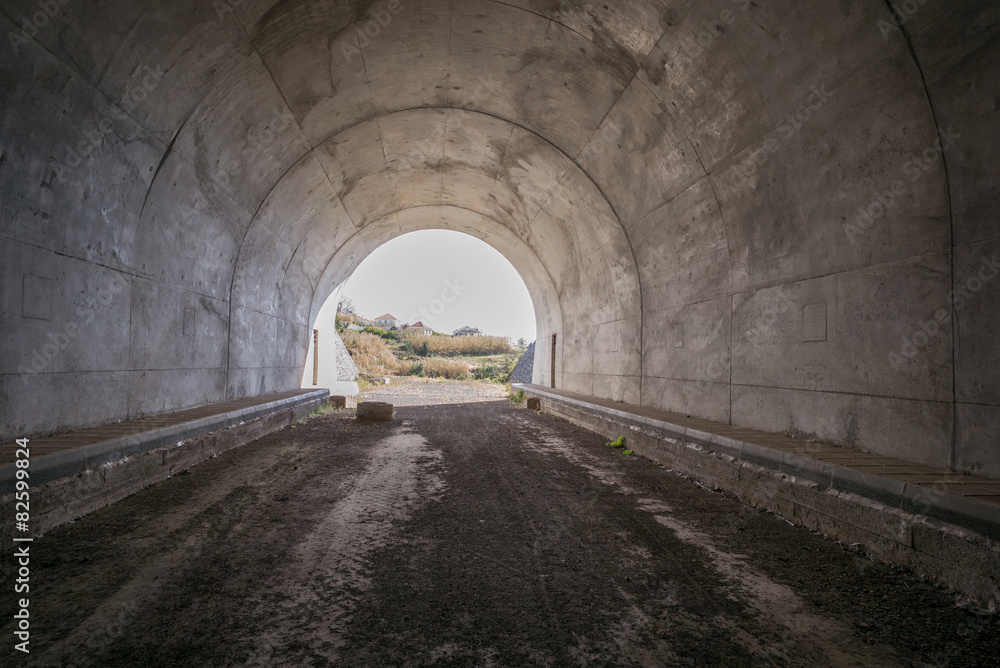 im halb fertiger Tunnel mit Blick nach draußen im halb fertiger Tunnel mit Blick nach draußen
