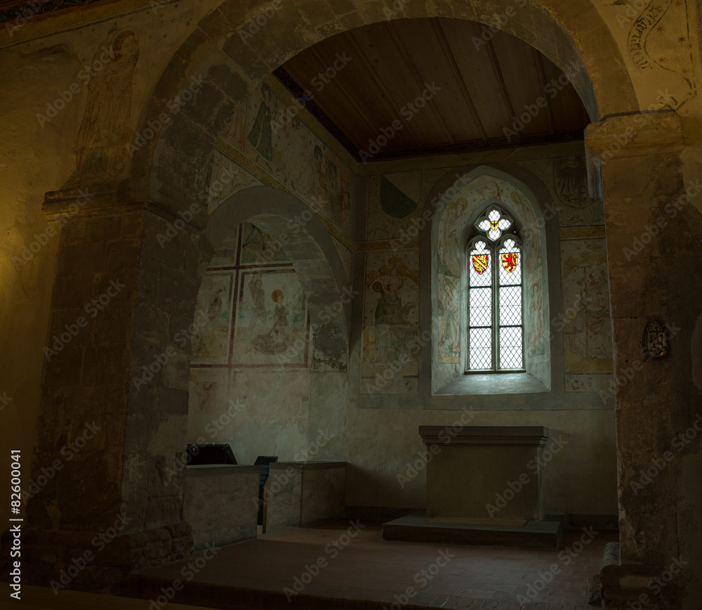 Kirchenfenster in der Kapelle der Burg