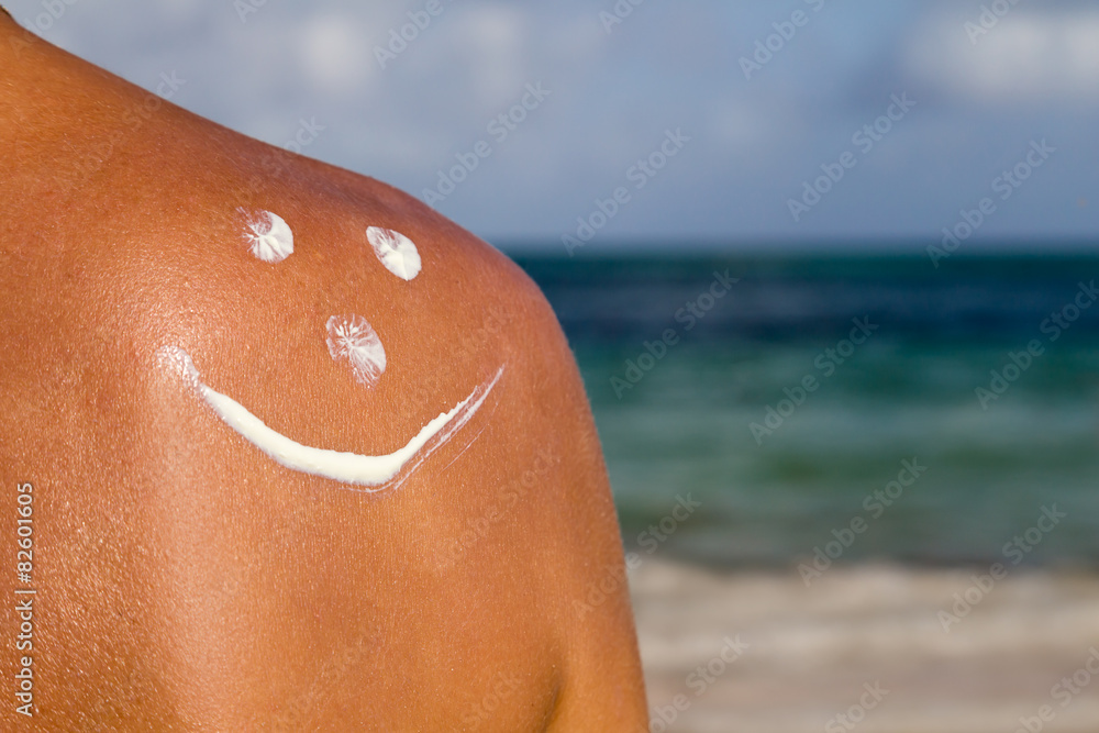 Obraz premium Sonnencreme auf der Haut, mit einem lachenden Gesicht