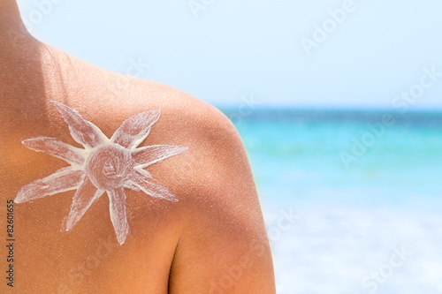 Fototapeta Naklejka Na Ścianę i Meble -  Sonnencreme auf der Haut, in Form von einer Sonne