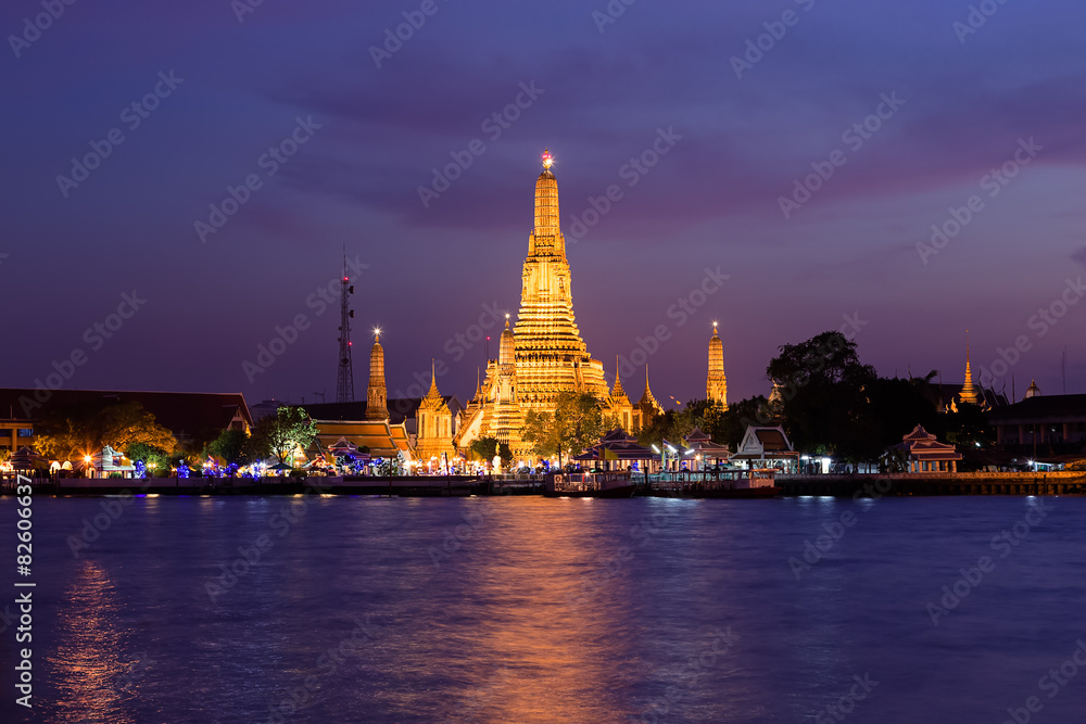 Wat arun (temple of dawn) at twilight, bangkok, thailand Wat arun (temple of dawn) at twilight, bangkok, thailand