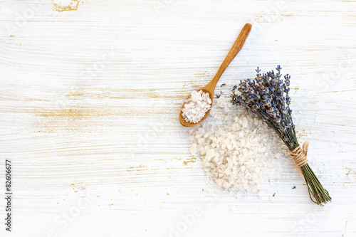 Fototapeta Naklejka Na Ścianę i Meble -  sea ​​salt bath with lavender on the table