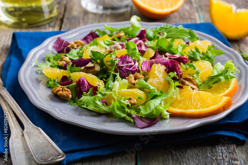 Salad mix with orange and walnuts