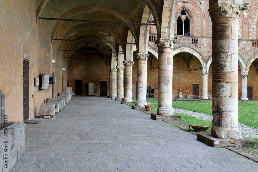 Castello di Pavia; portico interno